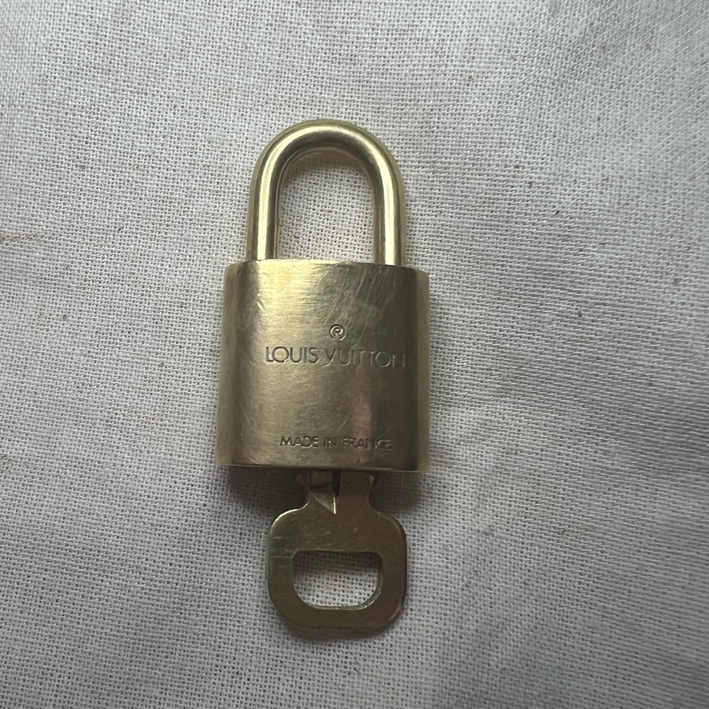#321 Louis Vuitton Lock & Key Authentic - Picture 3 of 4